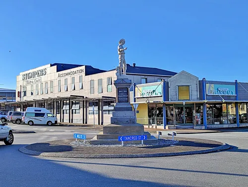 Pioneers of the Frontier statue in Hokitika in New Zealand