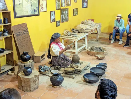 Alfareria Doña Rosa – shiny black pottery in Oaxaca