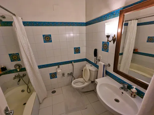 Bathroom at Hotel Arya Niwas in Jaipur in India