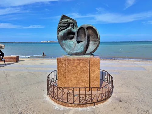 Mujer en Nautilus / Woman in Nautilus statue in La Paz, Mexico