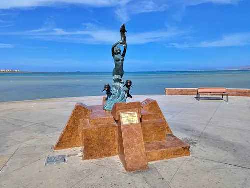 Sirena con Delfines / Mermaid with Dolphins Statue in La Paz, Mexico