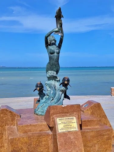 Sirena con Delfines / Mermaid with Dolphins Statue in La Paz, Mexico