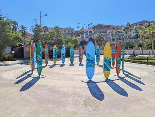 Surfer Monument / Monumento Surfista