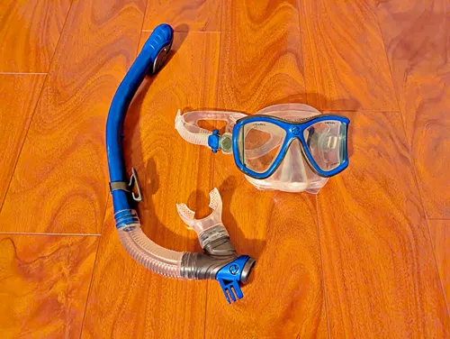 Photo of a snorkel and a snorkeling mask