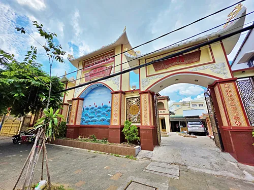 photo of the entrance gate of Chùa Tịnh Độ Cư Sĩ Phật Hội Hưng Định Tự in Can Tho in Vietnam