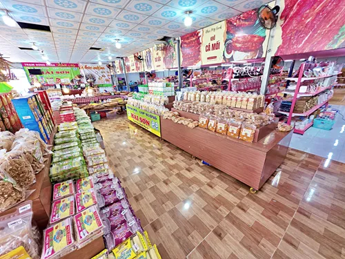 store near Cái Răng Floating Market near Can Tho in Vietnam