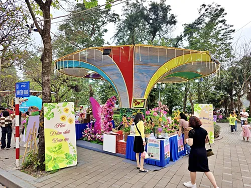 photo of traditionally dressed Vietnamese people in front of Hoan Kiem Lake in Hanoi in Vietnam