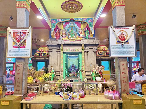 photo an altar at Mariamman Hindu Temple in Ho Chi Minh City, Vietnam
