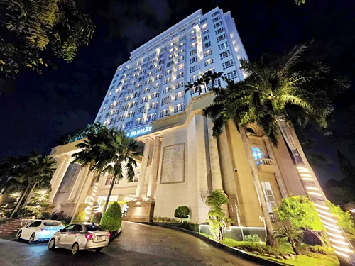 photo the Tan Son Nhat Hotel in Ho Chi Minh City in Vietnam as seen from the street
