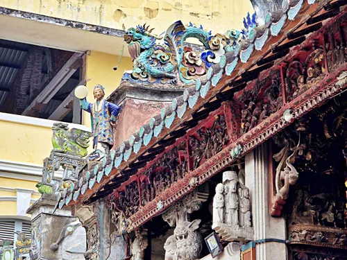 photo of a dragon on the roof of Thien Hau Temple in Ho Chi Minh City in Vietnam