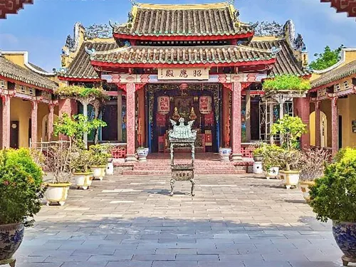 photo of the exterior of the Hainan Assembly Hall in Hoi An in Vietnam