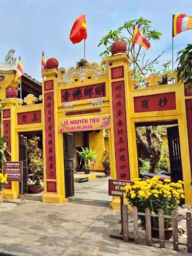 photo of the main gate of Quan Am Pagoda in Hoi An in Vietnam