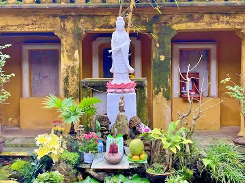 photo of a statue in the interior courtyard of Quan Am Pagoda in Hoi An in Vietnam