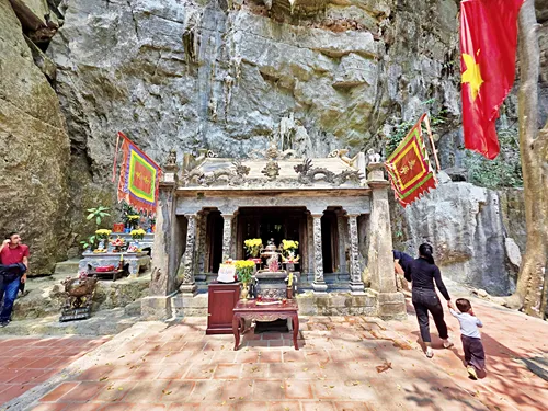 Đền Trần (Trần Temple) on Route 1 of the Trang An Boat near Ninh Binh in Vietnam