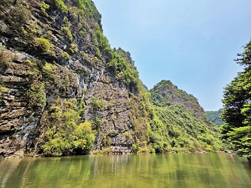 sampan ride to Hang Sơn Dương (Sơn Dương Cave) on Route 1 of the Trang An Boat near Ninh Binh in Vietnam