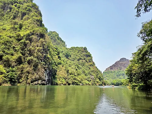 sampan ride to Phủ Khống Temple (Khống Temple) on Route 1 of the Trang An Boat near Ninh Binh in Vietnam