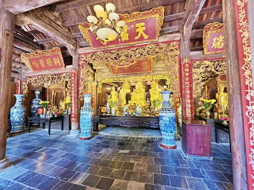 temple interior of one of the temples on the Tràng An Boat Tour in Ninh Binh in Vietnam
