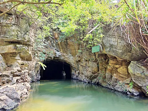 Hang Quý Hậu (Quý Hậu Cave) on Route 1 of the Trang An Boat near Ninh Binh in Vietnam