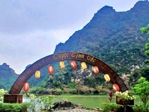 photo of the Arch in front of the pond in Tuyệt Tịnh Cốc near Ninh Binh in Vietnam