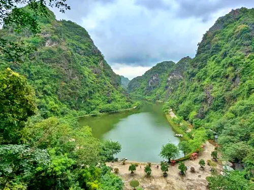 photo of the pond in Tuyệt Tịnh Cốc near Ninh Binh in Vietnam between the mountains