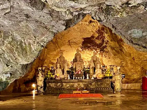 photo of a cave with a shrine at Tuyệt Tịnh Cốc near Ninh Binh in Vietnam